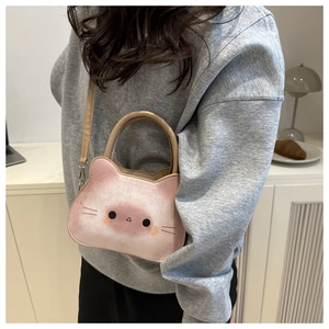 Détail du sac bandoulière chat rose avec dégradé de cuir et crochets en métal