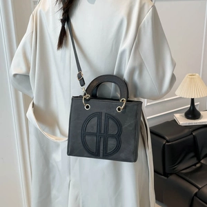 Borsa a tracolla quadrata grigio scuro con logo goffrato e dettagli dorati
