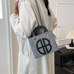 Borsa a tracolla in feltro grigio con logo AB nero e manici in pelle su modella