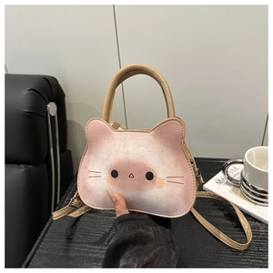 Gros plan du mini sac chat avec dégradé rose-blanc et bandoulière en cuir élégante
