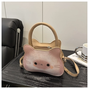 Détail du sac bandoulière créatif en similicuir beige avec motif de chat rose