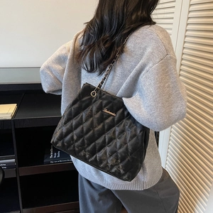 Classic black quilted chain shoulder bag with vintage oil wax leather for daily commute