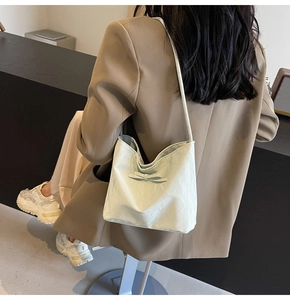 Détail du sac à bandoulière vert menthe avec nœud 3D et fini texturé sur le modèle