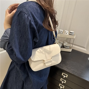 Sac à bandoulière carré minimaliste en cuir ivoire avec boucle dorée et chaîne élégante