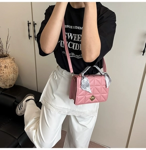 Détail du petit sac carré matelassé rose avec poignée en foulard et fermoir doré