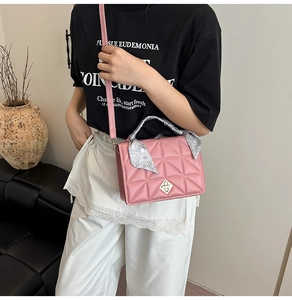 Détail du sac bandoulière rose matelassé avec poignée en soie et fermoir doré