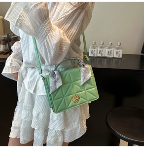 Détail du sac bandoulière matelassé vert menthe avec fermoir doré et foulard en soie