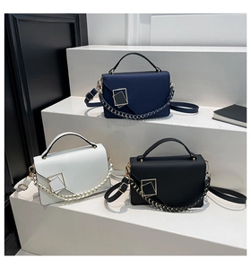 Sacs à main de luxe français en bleu, blanc et noir avec boucles métalliques et chaînes