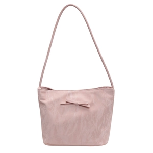 Sac seau rose au design niche avec nœud et texture froissée sur fond blanc propre