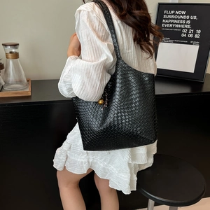 Sac à main noir pour femme avec motif crocodile et détails dorés pour le quotidien