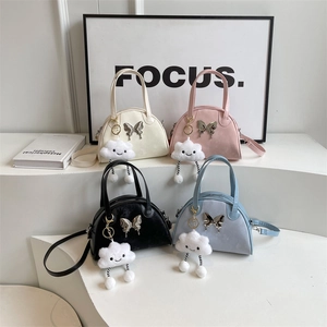 Sac Bandoulière Boston en Cuir PU pour Femme avec Décor Papillon en Métal et Pendentif Nuage Petit Sac Carré
