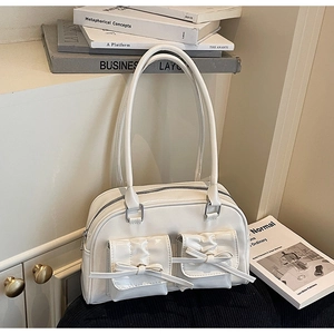 Détail d'un sac bandoulière blanc en PU avec poches accordéon et nœuds élégants