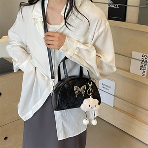 Sac Boston noir minimaliste avec papillon argenté et breloque nuage en peluche