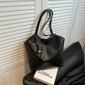 Sac Fourre-tout Tissé pour Femmes Grande Capacité Élégant Sac à Épaule en Cuir PU avec Pendentif Boule Métallique Mode