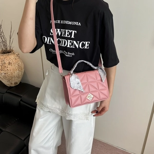 Sac à bandoulière matelassé rose avec foulard en soie paisley sur l'anse