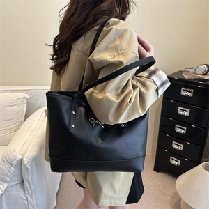 Schwarze Shopper-Tasche aus Leder mit goldener Schleife, geräumige Damen-Schultertasche