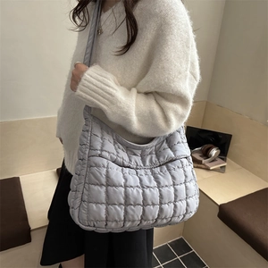 Borsa hobo imbottita grigio chiaro con cuciture a quadri grandi per donna 2025