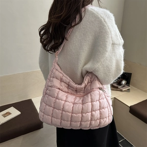 Borsa hobo trapuntata rosa in nylon con tracolla larga e design a mezzaluna