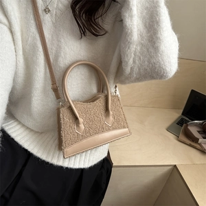 Petit sac carré minimaliste en fausse fourrure beige et cuir pour l'automne hiver
