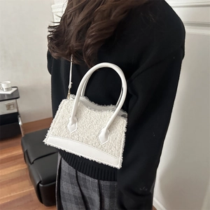 Sac bandoulière chic en polaire blanche avec bordure cuir et finitions dorées hiver