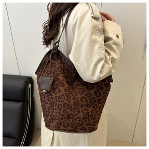 Dettaglio della borsa tote leopardata con cinturini in pelle e spazioso design a secchiello