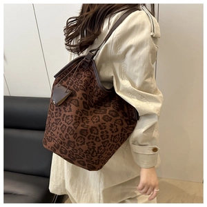 Vista dettagliata della borsa tote da donna leopardata in pelle scamosciata e cuoio