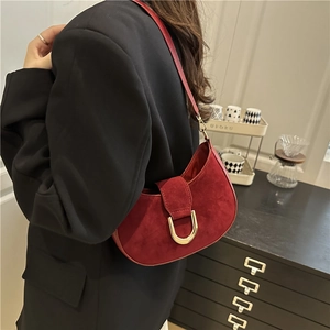 Borsa sottobraccio a mezzaluna rosso scuro retrò con fibbia a U dorata su blazer nero
