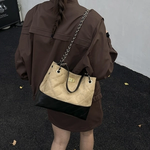 Sac bandoulière rétro kaki et noir avec surpiqûres losanges et fermoir doré