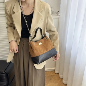 Sac bandoulière vintage en daim marron et cuir matelassé noir avec chaîne dorée
