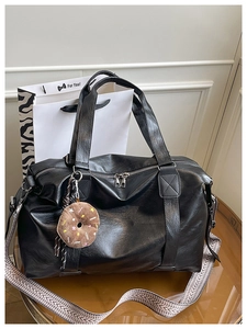 Détail du grand sac cabas noir en similicuir avec sa bandoulière tissée à motifs