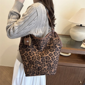 Borsa tote alla moda con stampa leopardata e finiture e spalline in pelle marrone