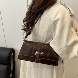 Sac bandoulière baguette classique en cuir marron foncé brillant avec boucle argentée femme