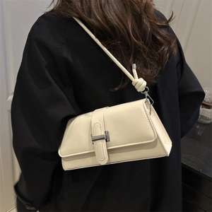 Sac sous le bras crème chic avec boucle argentée et détail de bandoulière nouée