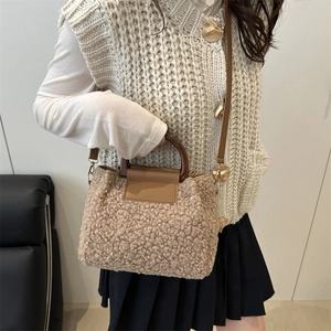Sac seau minimaliste en faux mouton kaki avec poignée en bois et bandoulière en cuir