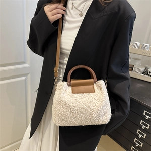 Sac seau minimaliste blanc en peluche avec poignées en bois marron et bandoulière