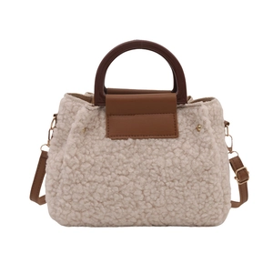 Sac seau en molleton sherpa avec détails en cuir marron et poignées rondes