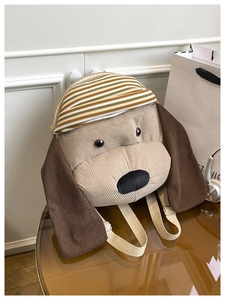 Detailansicht des Cord-Rucksacks im Hundedesign mit gestreiftem Hut und weichem Stoff