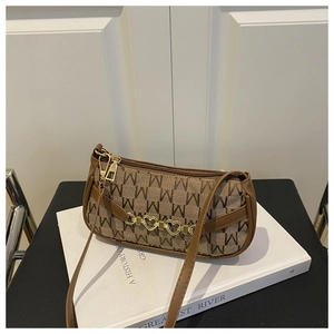 Primo piano borsa a spalla monogramma marrone con catena a cuore dorata e motivo M