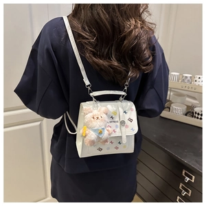 Mini sac bandoulière blanc avec motif monogramme coloré et détail de breloque ours rose