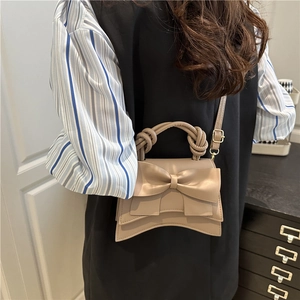 Sac à bandoulière beige élégant avec nœud et poignée tressée pour style féminin