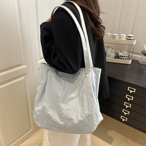 Minimalist light blue canvas tote bag with large capacity for women's daily commuting