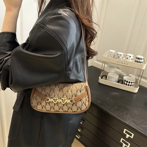Borsa a spalla vintage marrone con monogramma e catena a cuore dorata su pelle