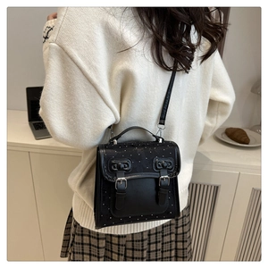 Vue arrière du sac bandoulière noir à pois avec nœuds et boucles métalliques décoratives
