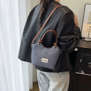 Mini sac cabas en toile bleue avec poignées en cuir marron et bandoulière réglable chic