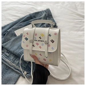 Détail macro du mini sac en PU blanc avec motifs B colorés et texte Tidal Dryness