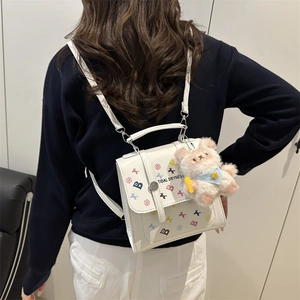 Mini sac à dos chic en cuir PU blanc avec imprimés colorés et charmant pendentif ours