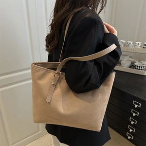 Grand sac cabas minimaliste en daim marron clair pour femme style décontracté chic