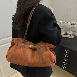 Sac Bandoulière en Daim Vintage pour Femmes Grande Capacité Sac Cabas Avec Boucle en Métal Plissée Et Breloque en Perles de Bois