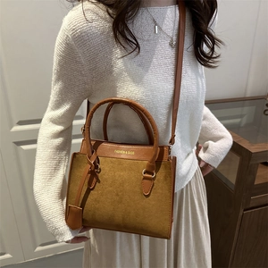 Sac à bandoulière rétro marron pour femme en daim avec garniture en cuir élégante