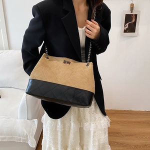 Elegante borsa tote trapuntata kaki e nera con tracolla a catena dorata quotidiana